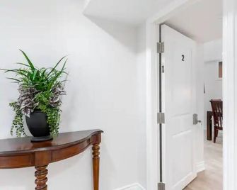 Cozy 1BR Lower Level Walking distance to shops - Richmond Hill