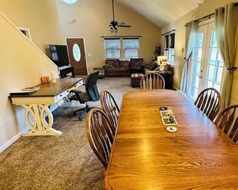 3 bedrooms, 2 full bath in picturesque Worley WiFi, HVAC. Start your getaway - Worley - Comedor