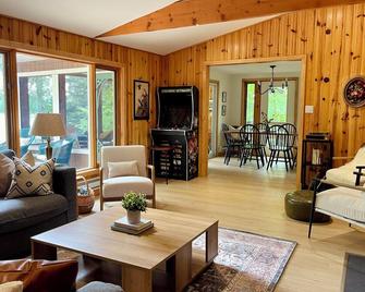 Lakekabin - Waterfront Private Cottage/Hottub,kayaks,canoe,bbq - Haliburton - Huiskamer