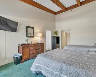Cedar Lodge Room-Private Balcony Close to Weirs! - Laconia - Bedroom