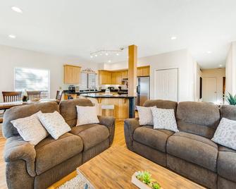 Beautiful Home with Ocean and Yaquina Lighthouse Views - Walk to the Beach - Newport - Pokój dzienny