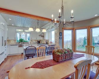 Ski-In/Ski-Out w/ Sauna in Jay Ski Peak Resort! - Jay - Dining room