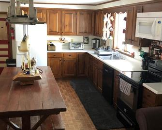 Classic Farmhouse with easy VAST & Kingdom Trails access - Lyndon - Keittiö