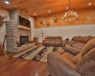 Spacious & serene country location with cozy at home familiarity. - Morehead - Wohnzimmer