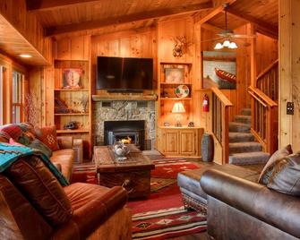 Willow Cove Lodge- 5 bedrooms with a hot tub - Bass Lake - Living room