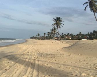 Beach house with swimming pool, terrace and walk in the sand. - Cumbuco - Playa