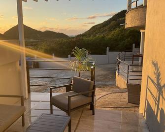 2 bedroom house in a serene section in hermitage with AC, WiFi & killer views - Bolands - Balcony
