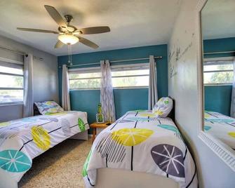 Retro-inspired Stay, Bbq Patio, Close To Downtown - Sarasota - Bedroom