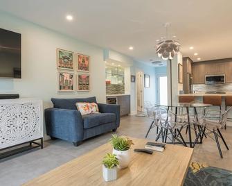 A Kokomo Cottage: 3 Br, 2 Ba Condominium In Key West, Sleeps 6 - Key West - Stue