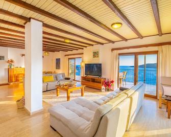 Secluded & Luxurious Mediterranean Villa w/ Heated Infinity Pool & Kids' Pool - Kalkan - Sala de estar