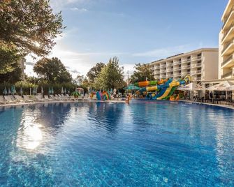 بريستيج هوتل آند أكوابارك - غولدن ساندز - حوض السباحة