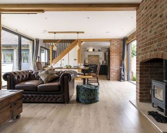 Luxury Cottage near West Wittering with hot tub and outdoor fireplace. - Chichester - Living room