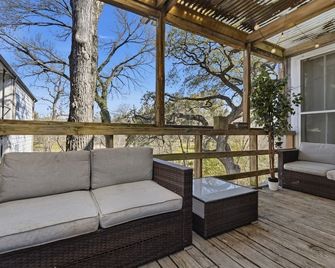 Nature Lovers Treehouse on UT Campus Walk to Moody & Stadium - Austin - Balcony