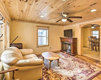 Quaint Appalachian Getaway about 2 Mi to Boone! - Boone - Living room