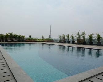Beautiful 2br At Tree Park City Bsd Apartment By Travelio - South Tangerang City - 游泳池