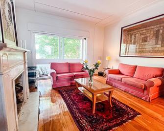 Seaside Elegance and Tranquility: Your Luxurious Porto Getaway - Porto - Living room