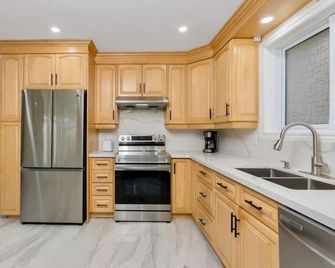 Beautiful Bungalow in Historic Town w/ Pool Table - Halton Hills - Küche