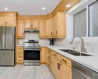 Beautiful Bungalow in Historic Town w/ Pool Table - Halton Hills - Cocina