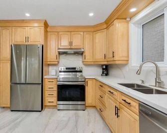 Beautiful Bungalow in Historic Town w/ Pool Table - Halton Hills - Keuken