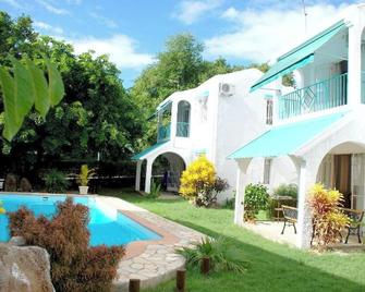 Spacious House in Flic en Flac with Shared Pool - Flic en Flac - Pool