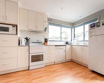 Cosy Coastal Retreat in Stieglitz with Water Views - St Helens - Кухня