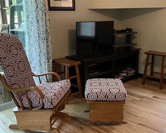 Cozy County Cabin in the woods - Athens - Living room
