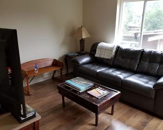 Waterfront cabin - quick/easy access to surrounding areas - Whittier - Sala de estar