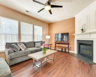 Charlotte Townhome w/ Deck: 18 Mi to Downtown! - Charlotte