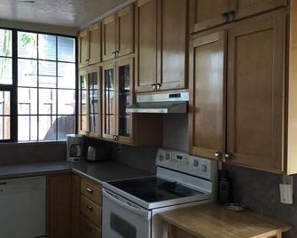 Spacious B Street Beauty, Around the Corner from Festival - Ashland - Kitchen