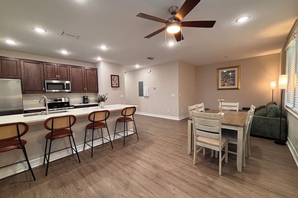 Historic Ybor City 3BR Home - Walk to 7th Ave - Near Downtown Tampa - تامبا - مطبخ