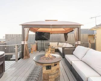 Gorgeous Dtla W/ View + Hot Tub! - Los Angeles - Balcony