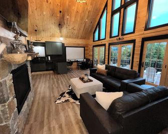 Spacious 5-bedroom cabin in peaceful Haverhill with AC comfort - Haverhill - Living room