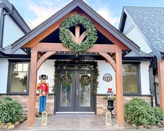 Seagull Studio Vacation Suite - Sooke - Building