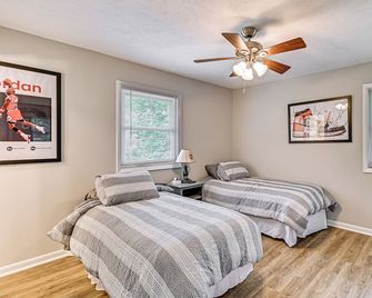2 Mi to Golf Course: Pinehurst Home w/ Deck! - Pinehurst - Bedroom