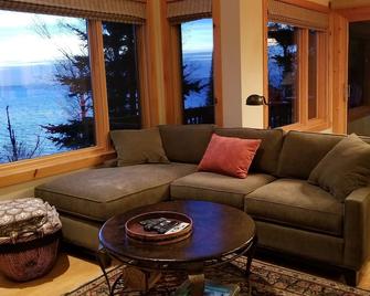Private, quiet, romantic! Fabulous lake views. Within 10 miles of 3 state parks - Beaver Bay - Sala de estar