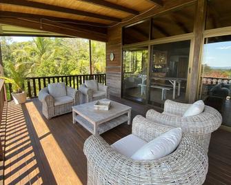 Three bedroom timber home sleeps 7 - Byfield - Balcón