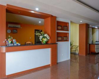 RedDoorz Plus @ Cameloan Hotel Palu - Palu - Front desk