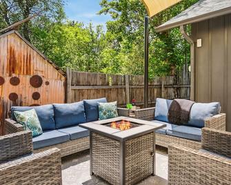 Chic Luxury Retreat in Old Town, Walk Everywhere! - Fort Collins - Patio