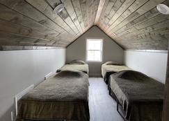 Salty Cedar Cabin #4 - Monroe City - Camera da letto