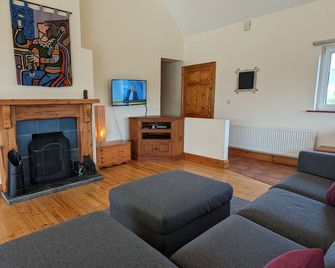Spacious house right by the sandy, blue flag Ballinskelligs beach, pub, & cafe. - Ballinskelligs - Wohnzimmer