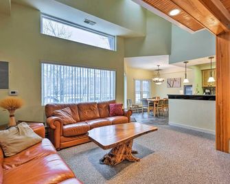 Lake Harmony Condo Less Than 1 Mi to Big Boulder Mountain! - Lake Harmony - Living room