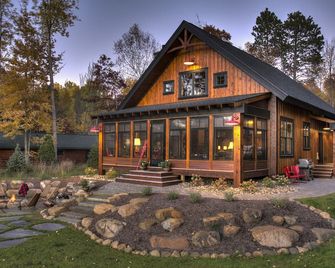 Modern Rustic Cabin-Includes Pontoon Boat & Sunsets on Fantastic Lakeside Porch! - Crosslake - Building