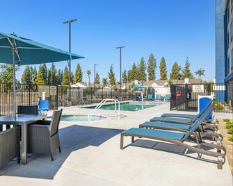 Hampton Inn & Suites by Hilton Bakersfield Central - Bakersfield - Zwembad