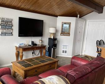 Hayden Lake Waterfront Home W/Boat Dock, across from sand bar! br(No WiFi) - Hayden - Sala de estar