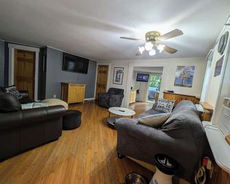 Charming Lake Sunapee & Mt. Sunapee Ski Cabin - Newbury - Вітальня