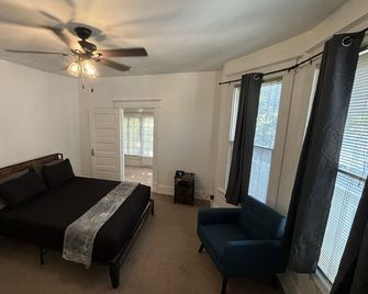 2nd Floor suite, close to ISU, Mill, & downtown - 特雷霍特
