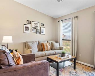 Luxurious Golf Front - Home for 4 - Branson - Living room