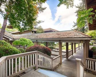 Affordability Meets Comfort at Red Lion Hotel Bellevue! Pool, Pet-Friendly - Bellevue - Balcony