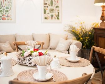 B & B I 리코르디 - 티를리 - 다이닝룸