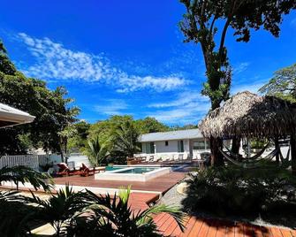 #S4-West Bay 1 Bed Apt - 2 min walk to the beach! - West Bay - Piscina